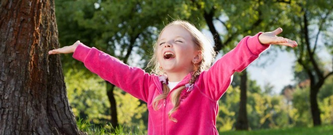Vrolijk meisje doet kinderyoga