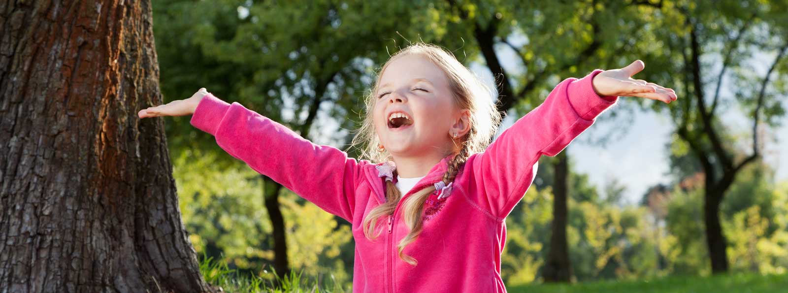 Vrolijk meisje doet kinderyoga